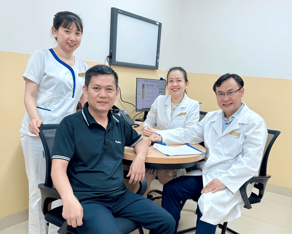  Các bác sĩ chúc mừng bệnh nhân sau ca bệnh thành công