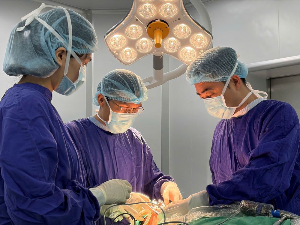 Ê-kíp Vinmec Nha Trang thực hiện phẫu thuật nội soi tuyến giáp qua đường tiền đình miệng cho bệnh nhân ung thư tuyến giáp