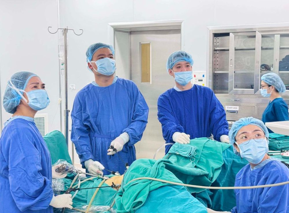 Trong các tình huống cấp cứu sản phụ khoa, phẫu thuật cắt tử cung là chỉ định bắt buộc để bảo toàn tính mạng của người bệnh