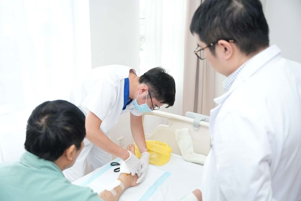 Các bác sĩ, điều dưỡng chăm sóc cho ông V. sau phẫu thuật