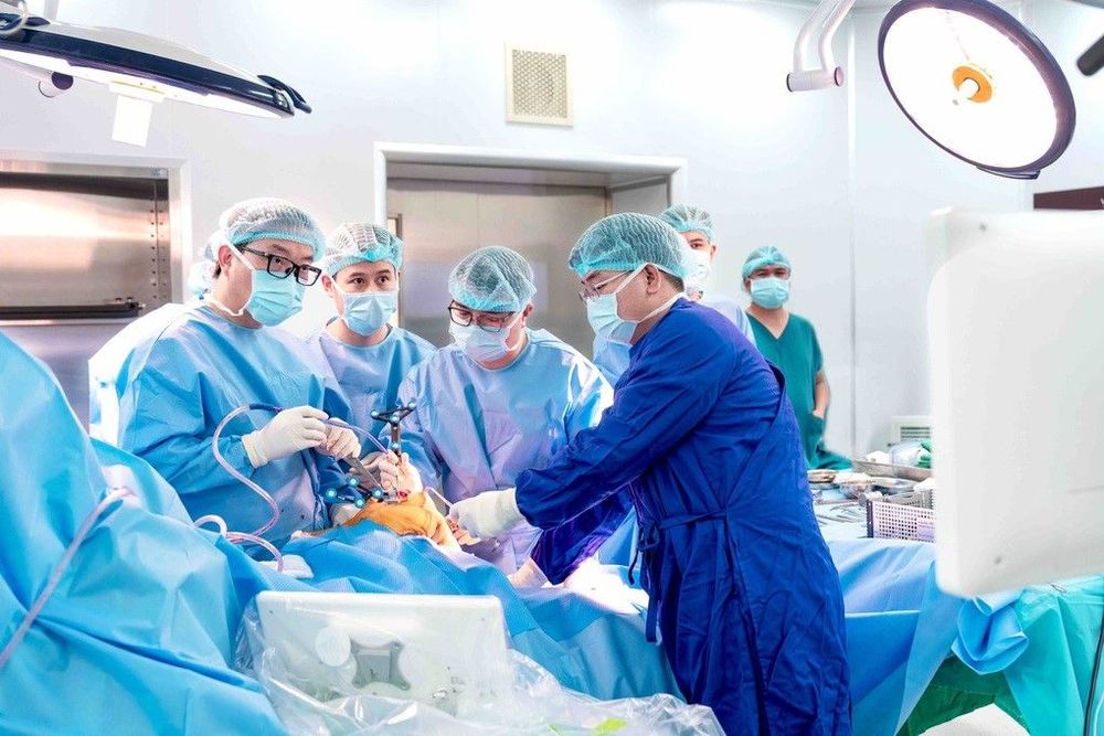 Ê-kíp bác sĩ phẫu thuật thay khớp gối toàn phần cho bệnh nhân cùng robot CORI