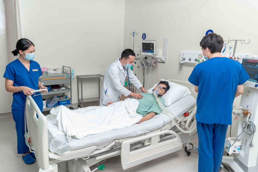 Các bác sĩ tại Vinmec Hạ Long trong phòng ICU