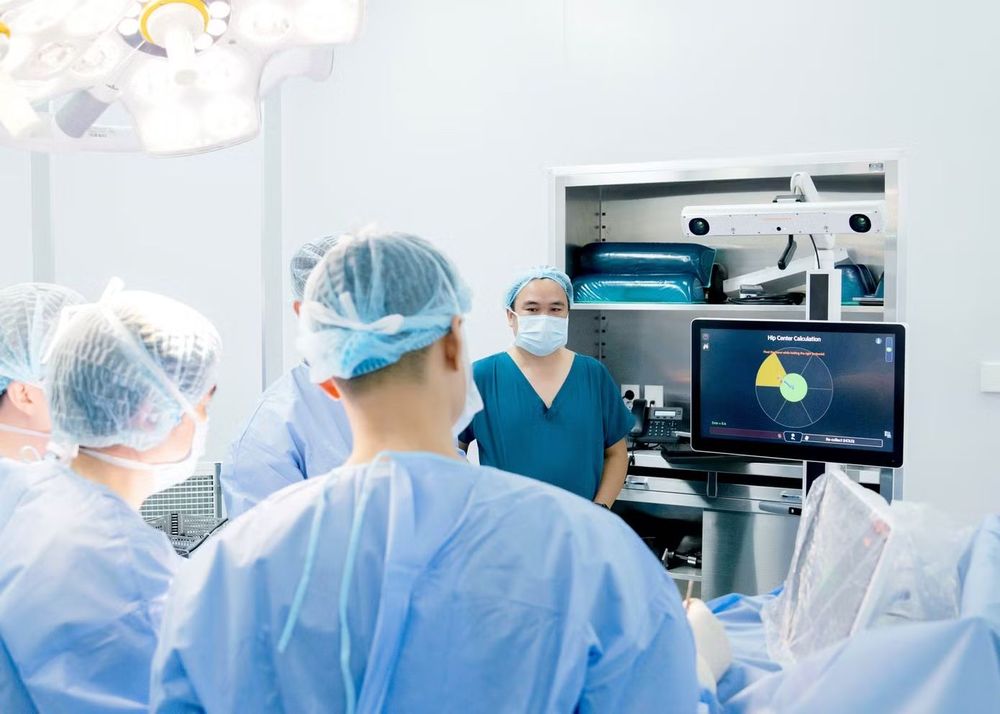 Ê-kíp bác sĩ thực hiện ca phẫu thuật thay khớp gối với sự hỗ trợ của thế hệ robot hiện đại từ Mỹ