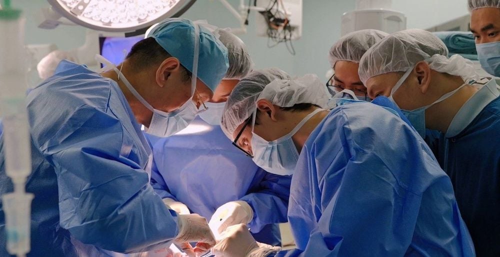 Các bác sĩ thực hiện ca phẫu thuật ghép gan cho bé