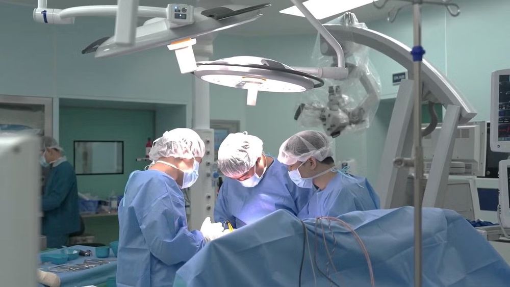 Các bác sĩ thực hiện phẫu thuật cho bệnh nhi