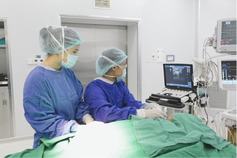 Ê-kíp bác sĩ thực hiện phương pháp đốt sóng cao tần điều trị cho người bệnh
