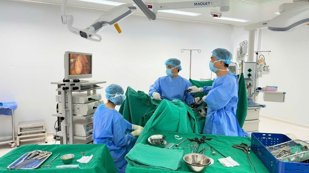 Các bác sĩ Vinmec Phú Quốc phẫu thuật nội soi khâu treo tử cung thành công cho người phụ nữ 73 tuổi