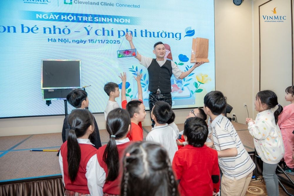 Các bé vui chơi tham gia hoạt động tại Ngày hội trẻ sinh non