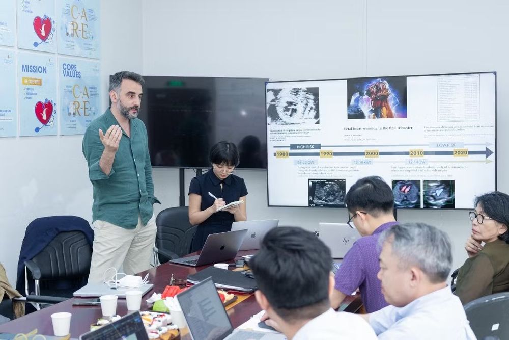 Các chuyên gia từ Pháp và Vương quốc Anh trực tiếp giảng dạy chương trình
