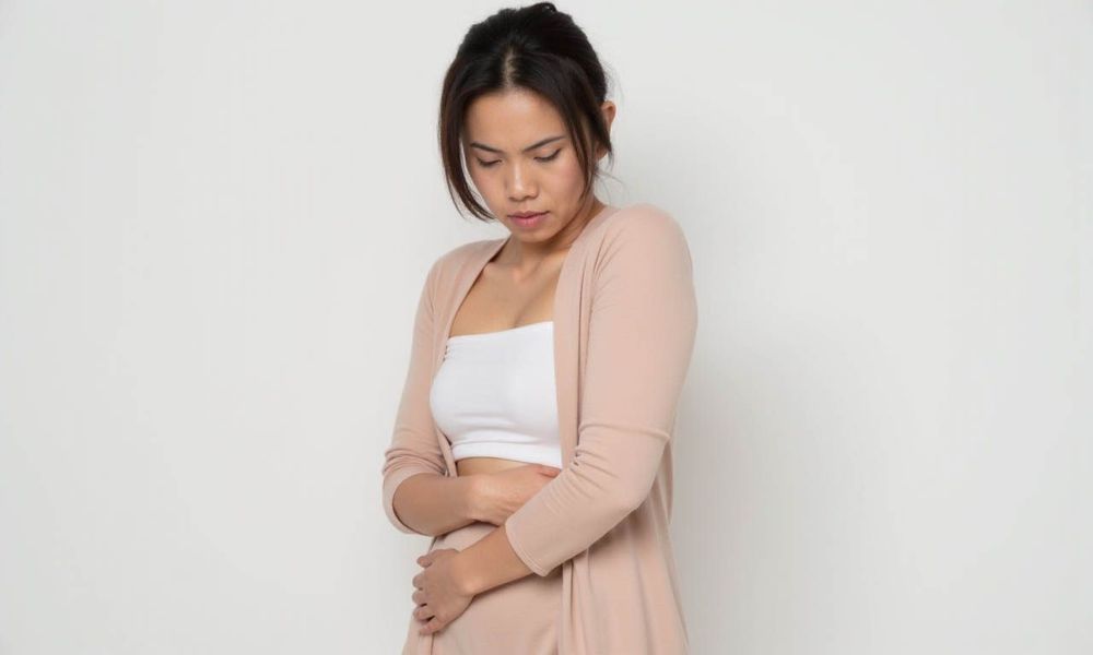 Đau bụng là một trong những triệu chứng người bệnh thường gặp khi bị đau thận.