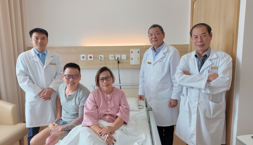 Chị H.V. và chồng xúc động và hạnh phúc trước ngày xuất viện