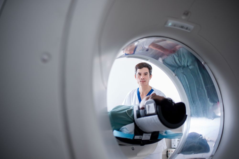 Chụp CT có thể được sử dụng để đánh giá các biến chứng của viêm loét dạ dày như thủng loét, hẹp môn vị hoặc các biến chứng lan tỏa như viêm phúc mạc.