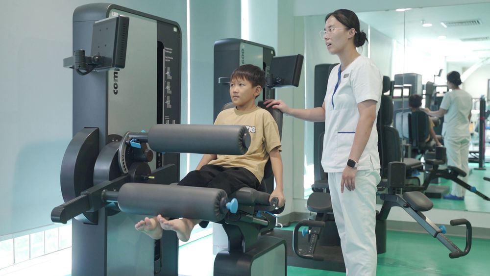 Công Bách tập luyện với hệ thống máy Compass 600