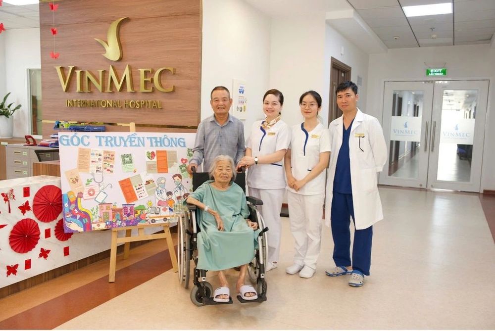 Cụ bà Trần Thị Kim Tụy hồi phục tích cực dưới sự theo dõi sát sao của đội ngũ chuyên gia, bác sĩ Vinmec Smart City