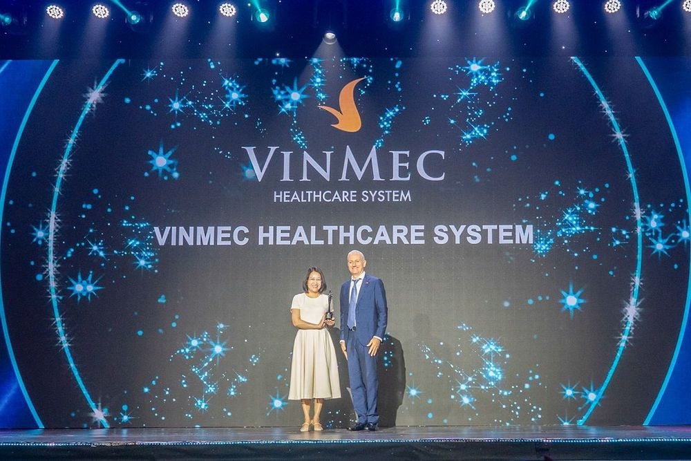 Đại diện Hệ thống Y tế Vinmec nhận giải thưởng Nơi làm việc tốt nhất châu Á tại Lễ trao giải HR Asia Awards 2025