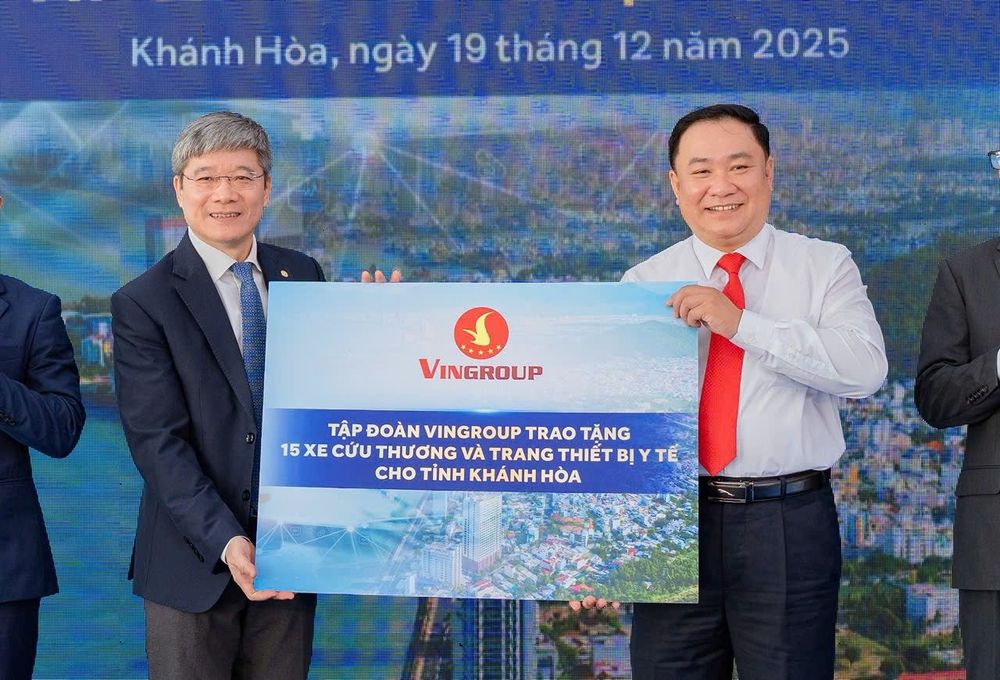 Đại điện Tập đoàn Vingroup trao 15 xe cứu thương cho ngành Y tế Khánh Hòa