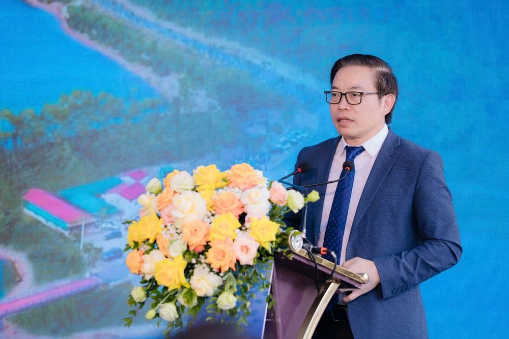 Đại diện Vingroup, GS.TS.BS Trần Trung Dũng phát biểu tại buổi lễ