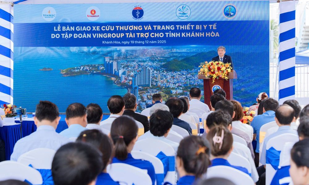 Đại diện Vingroup TS.BS Phùng Nam Lâm - Phó Tổng Giám đốc Hệ thống Y tế Vinmec phát biểu tại buổi lễ