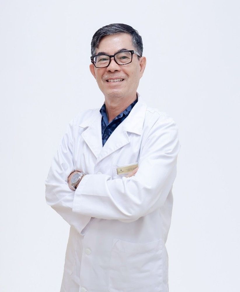 Bác sĩ Chuyên khoa II Uông Anh Tú là chuyên gia Ngoại Chấn thương Chỉnh hình với nhiều năm kinh nghiệm trong lĩnh vực phẫu thuật và điều trị các bệnh lý cơ xương khớp