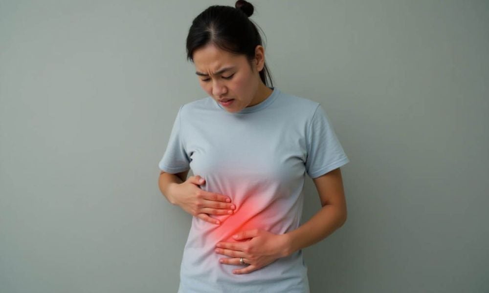Đau bụng dữ dội là một trong những dấu hiệu sớm của ung thư buồng trứng.