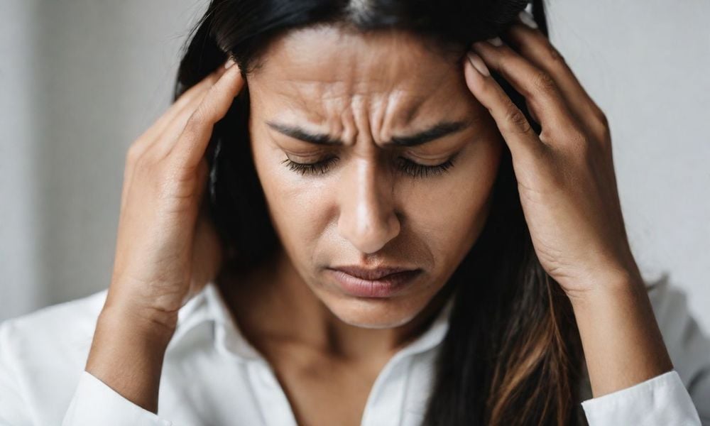Đau đầu là một trong những triệu chứng của dị ứng khói thuốc lá
