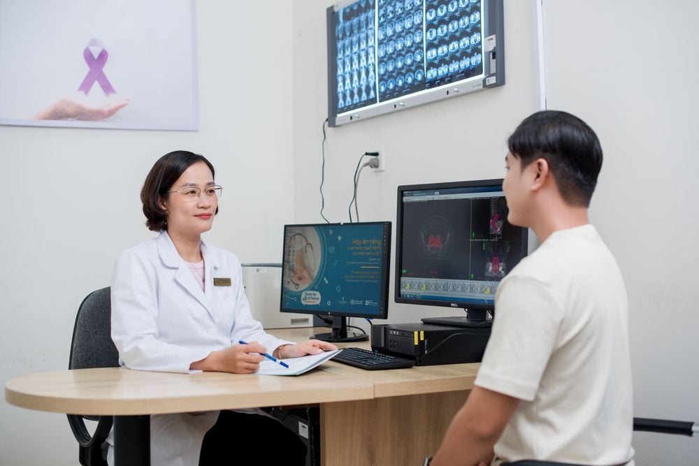 Để biết được tình trạng bệnh và tốc độ lây lan ung thư phổi tế bào nhỏ, người bệnh cần gặp bác sĩ để được tư vấn.