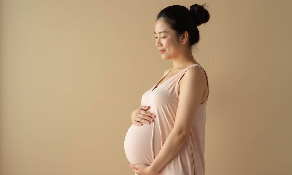 Để đảm bảo an toàn cho mẹ và bé, bác sĩ thường trì hoãn hóa trị đến tam cá nguyệt thứ 2 và thứ 3.