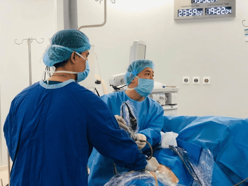 Ê-kíp bác sĩ Vinmec Hải Phòng thực hiện phương pháp tán sỏi qua da đường hầm nhỏ cho bệnh nhân