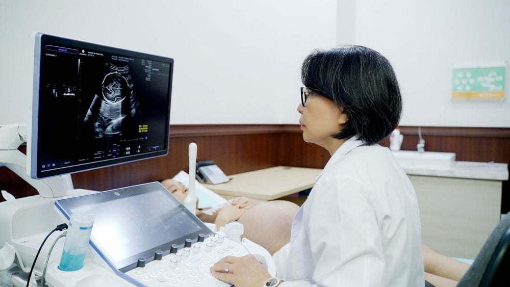  ThS.BS Đinh Thị Hiền Lê đang thăm khám cho sản phụ