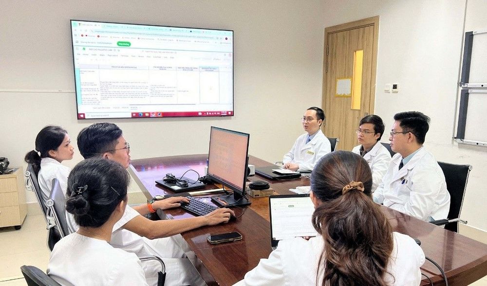Đội ngũ bác sĩ, điều dưỡng Vinmec Central Park cùng thảo luận, xây dựng phác đồ chăm sóc giảm nhẹ tối ưu cho người bệnh