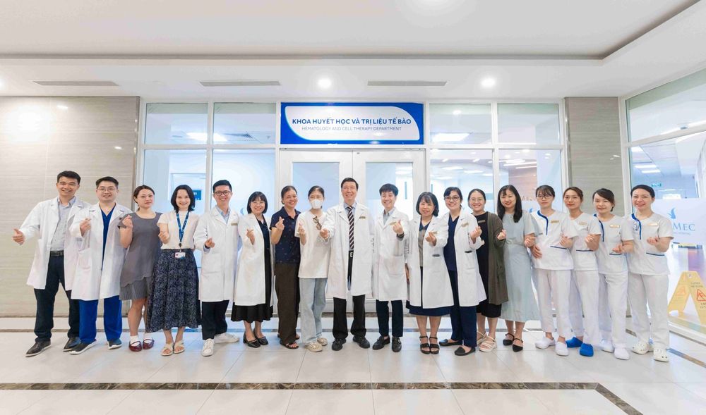 Đội ngũ chuyên gia Viện Nghiên cứu Tế bào gốc & Công nghệ Gen Vinmec chúc mừng nữ bệnh nhân điều trị lupus ban đỏ hệ thống bằng liệu pháp CAR-T tại Việt Nam