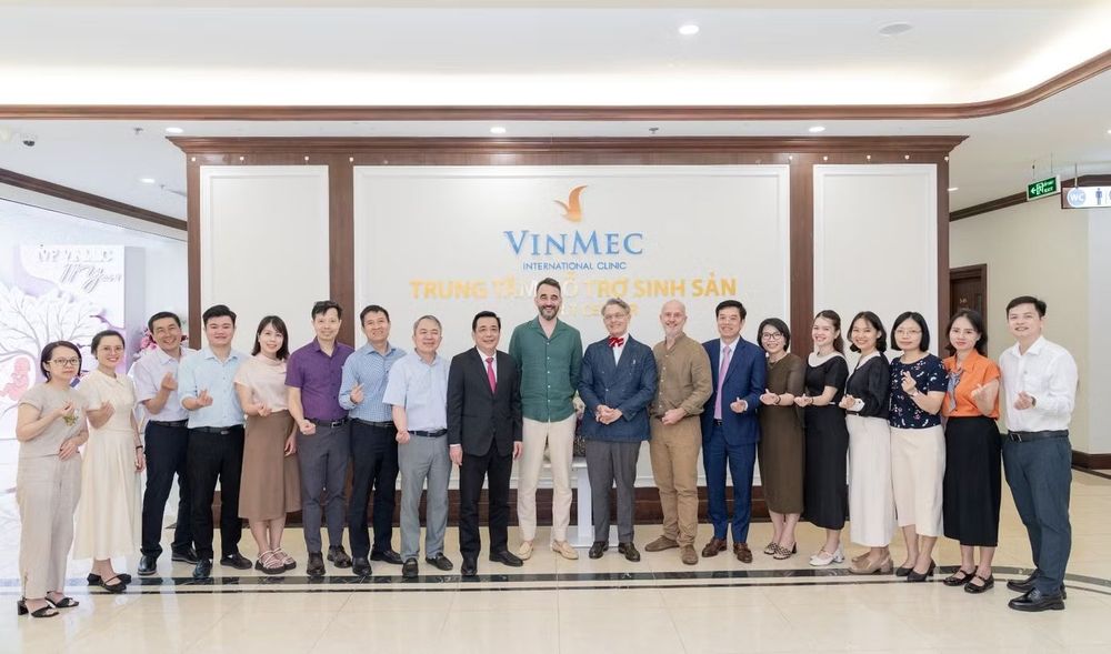Chuyên gia quốc tế, ban lãnh đạo bệnh viện cùng các học viên tại buổi khai giảng