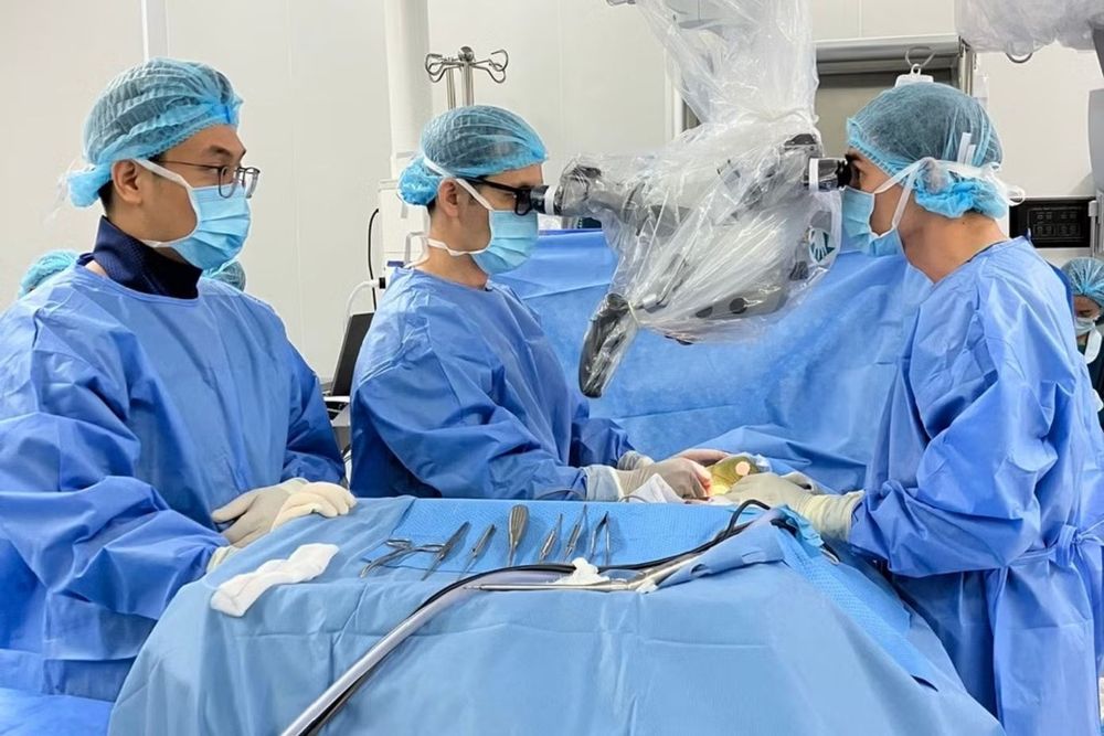 Ê-kíp bác sĩ tiến hành phẫu thuật loại bỏ khối u não cho bệnh nhân