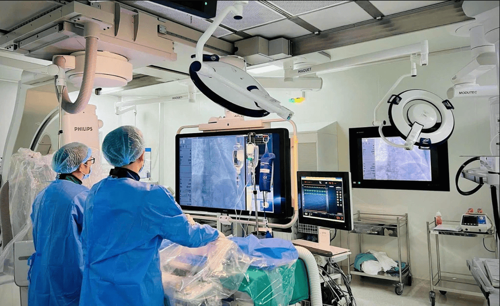 Ê-kíp bác sĩ can thiệp tim mạch tại Vinmec Central Park đang thực hiện đặt stent tái thông mạch vành cho bệnh nhân H.V.C bị nhồi máu cơ tim cấp.