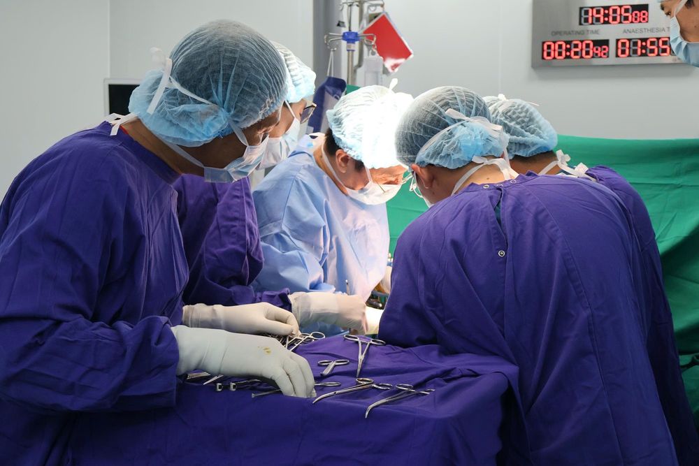 Ê-kíp bác sĩ Vinmec Cần Thơ thực hiện phẫu thuật cắt gan cho người bệnh