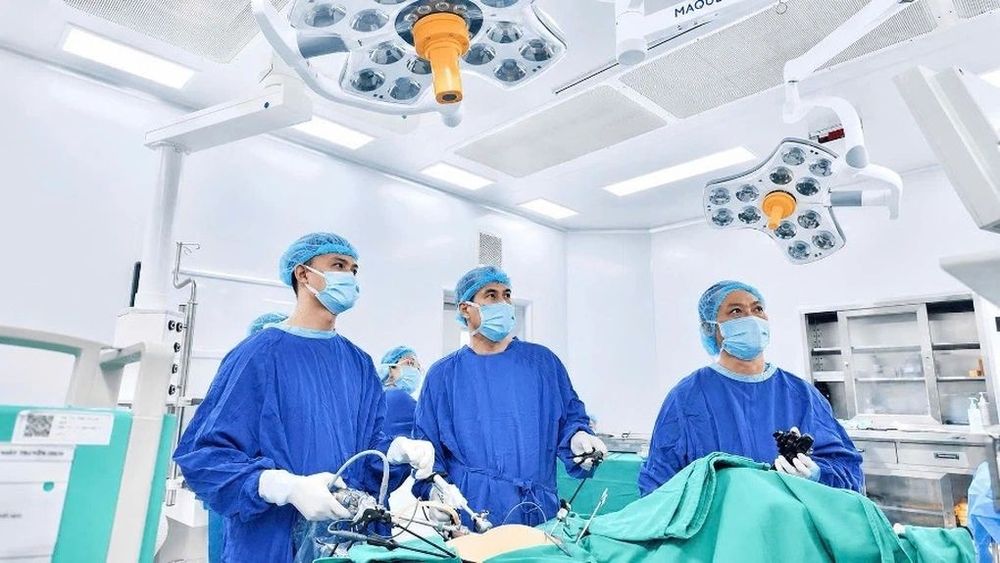 Ekip bác sĩ Vinmec Hạ Long can thiệp phối hợp nội soi tiêu hóa và phẫu thuật nội soi ổ bụng điều trị polyp đại tràng tái phát