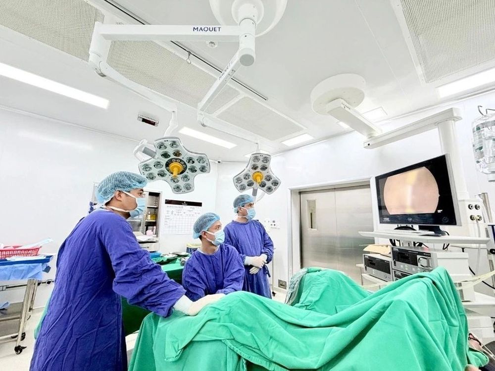 Ekip bác sĩ Vinmec Hạ Long thực hiện nội soi cắt khối tăng sinh tuyến tiền liệt qua niệu đạo bằng dao điện lưỡng cực