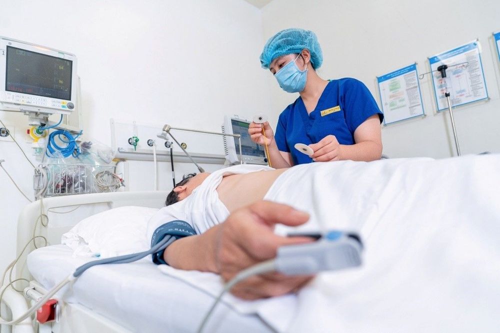 Ê-kíp bác sĩ Vinmec Hạ Long tích cực điều trị cho bệnh nhân