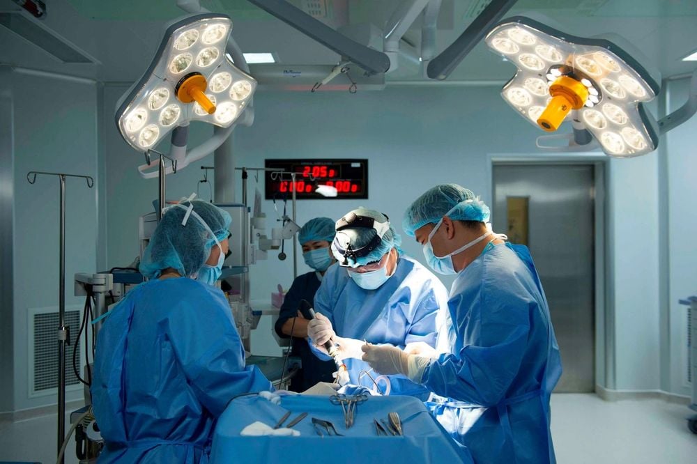 Ê-kíp bác sĩ Vinmec Phú Quốc trong ca phẫu thuật xuất huyết não cho thai phụ người Hàn