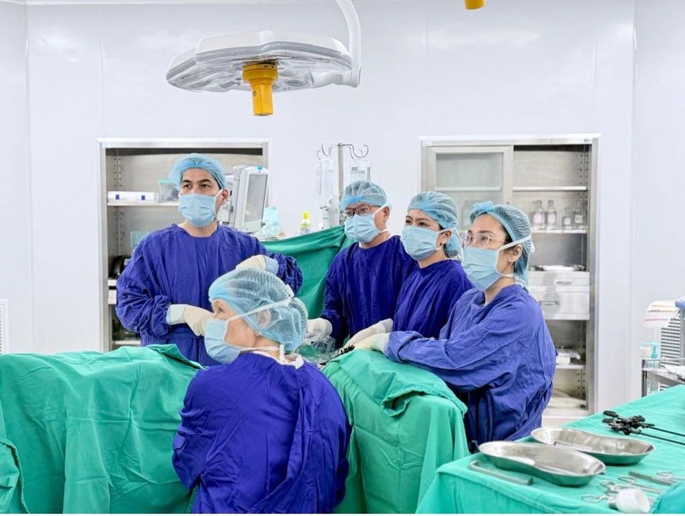 Ê-kíp Vinmec Hạ Long nội soi thành công ca sa sinh dục phức tạp, bảo tồn tử cung cho bệnh nhân 66 tuổi