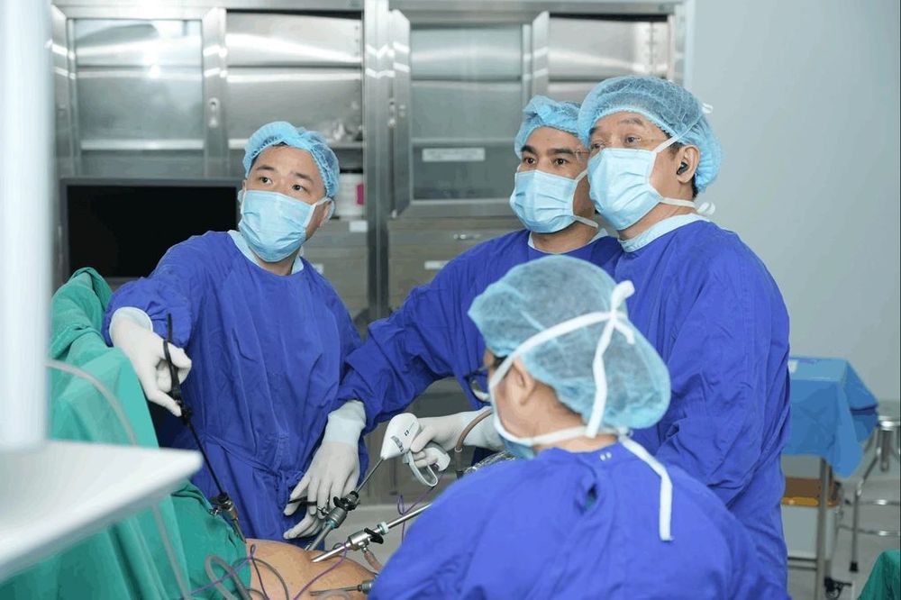Ê-kíp Vinmec Hải Phòng thực hiện ca mổ cho bà Hát sau quá trình hội chẩn và đánh giá toàn diện