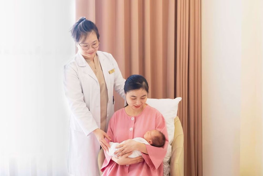 Bác sĩ và gia đình xúc động chào đón em bé sau thời gian điều trị nhiều căng thẳng