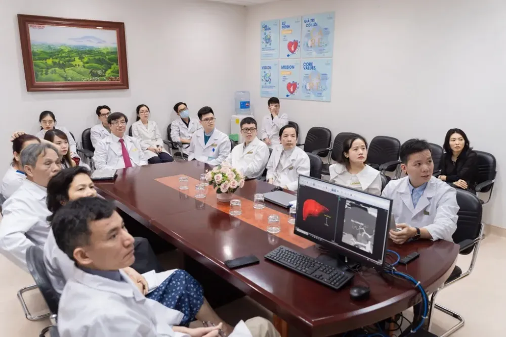 Hội đồng chuyên môn ghép gan Vinmec với gần 20 chuyên gia chạy đua từng giờ từng phút để cứu sống bệnh nhân