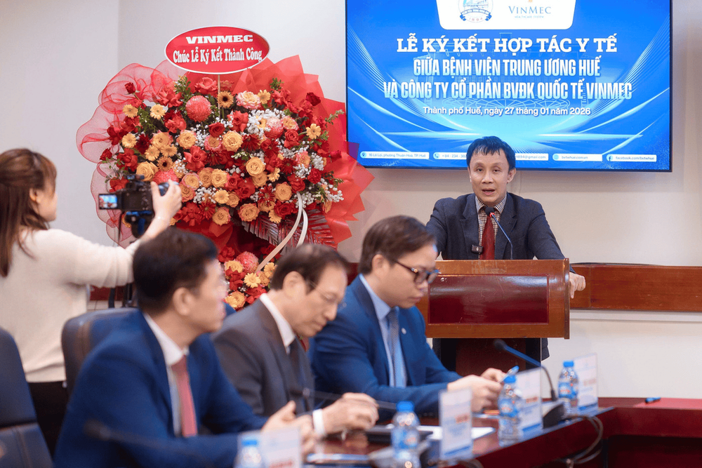 GS.TS.BS Phạm Như Hiệp - Giám đốc Bệnh viện Trung ương Huế vui mừng phát biểu tại lễ ký kết với Hệ thống y tế Vinmec