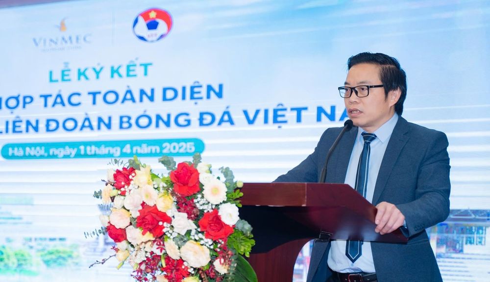 Prof. Dr. Tran Trung Dung, Director of the Center for Orthopedic Trauma and Sports Medicine at Vinmec Times City International Hospital, delivered a speech at the event.