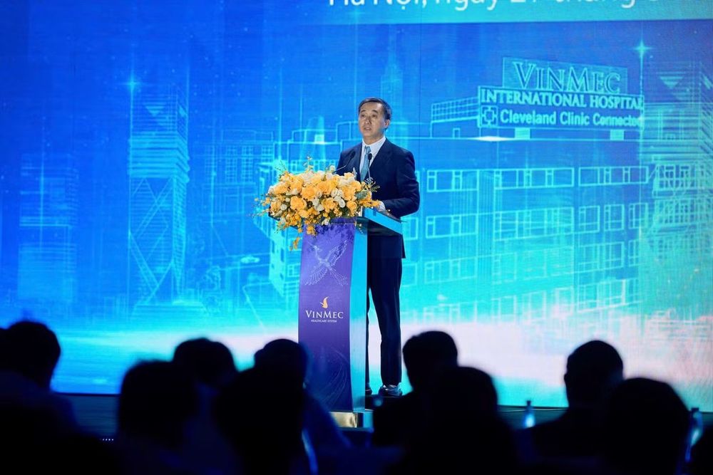 GS.TS.BS Trần Văn Thuấn - Thứ trưởng Bộ Y tế - phát biểu tại buổi lễ khai trương hệ thống Trung tâm Phẫu thuật Robot Công nghệ cao Vinmec