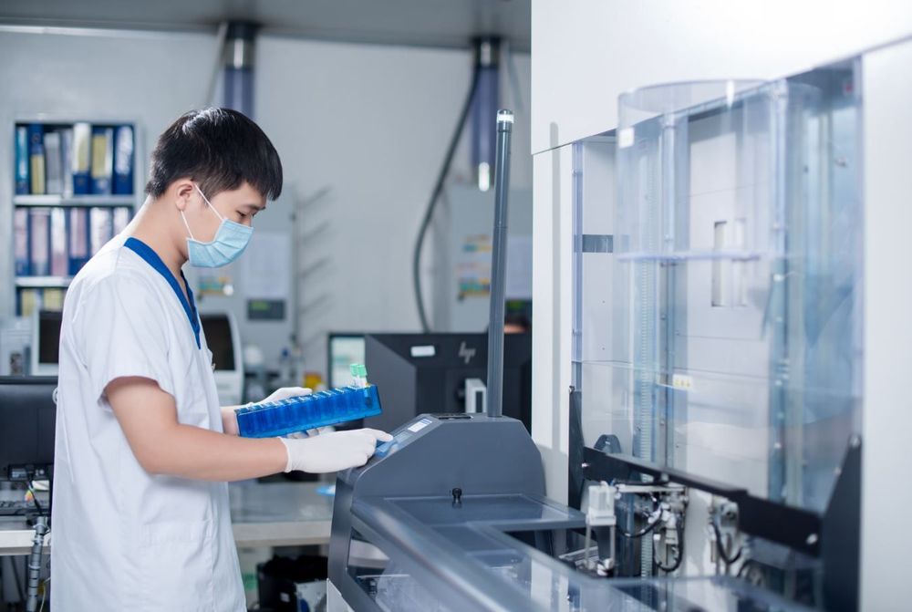 Các nhà khoa học đã tạo ra một phương pháp mới để chuyển đổi các tế bào trưởng thành thành tế bào gốc bằng cách sử dụng retrovirus để đưa vào bốn yếu tố quan trọng: Oct4, Klf4, Sox2 và c-Myc