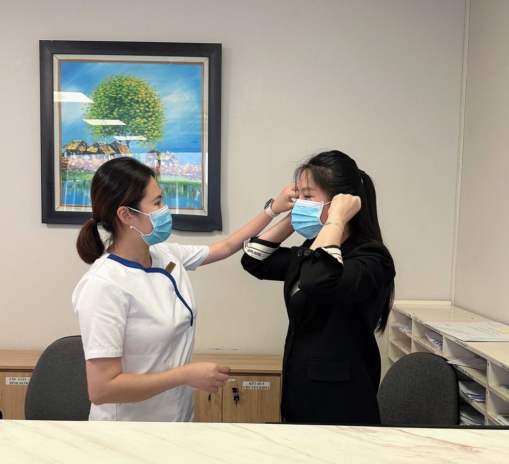 Vinmec luôn chú trọng việc sử dụng đầy đủ phương tiện phòng hộ cá nhân như đeo khẩu trang, mặc áo choàng, đội mũ,... trong điều trị và chăm sóc người bệnh