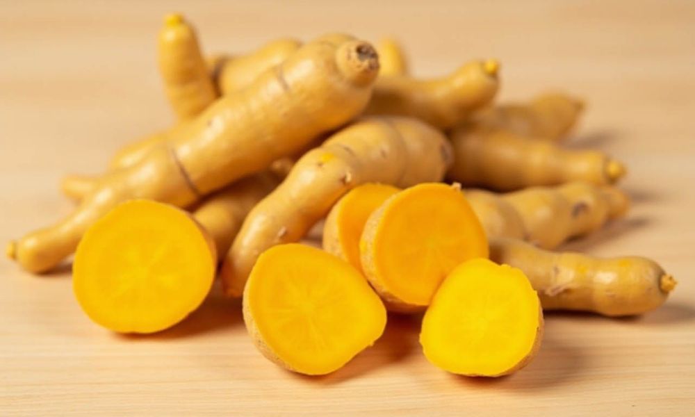 Kết hợp lá lốt cùng nghệ tươi, phèn chua sẽ giúp tăng cường khả năng kháng viêm, kháng khuẩn.