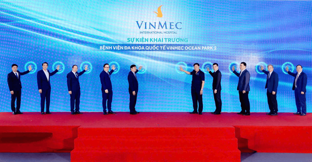 Thứ trưởng Bộ Y tế Đỗ Xuân Tuyên cùng các đại biểu bấm nút khai trương Bệnh viện